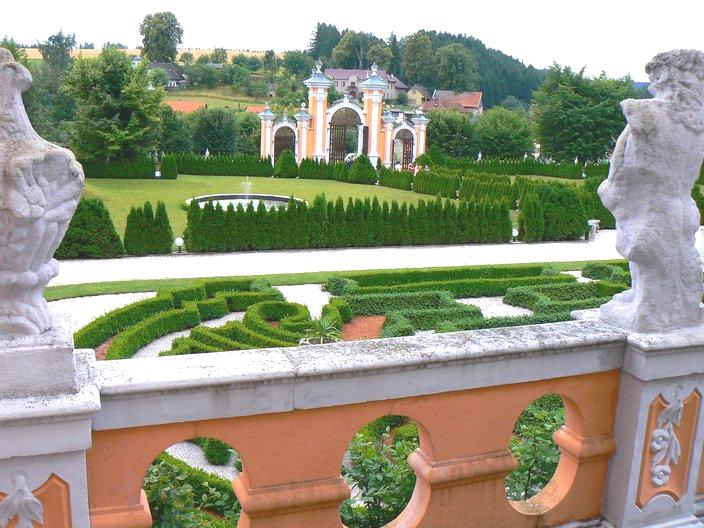 Zamecka zahrada2.JPG